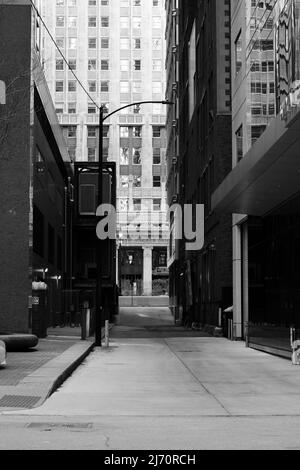 Stadtleben in der Innenstadt von Chicago, Illinois, USA in schwarz-weiß. Stockfoto