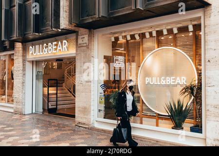 Valencia, Spanien - April 2022: Fassade des Pull and Bear Shops in Valencia. Pull & Bear Bekleidungsgeschäft in Valencia. Pull & Bear ist einer der m Stockfoto