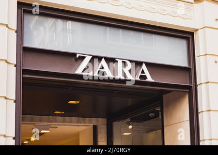 Valencia, Spanien - April 2022: Fassade mit Zara-Shop-Logo in Valencia. Zara Bekleidungsgeschäft in Valencia. Zara ist eine der berühmtesten spanischen f Stockfoto