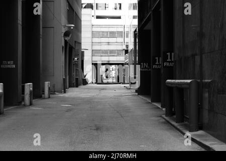 Stadtleben in der Innenstadt von Chicago, Illinois, USA in schwarz-weiß. Stockfoto