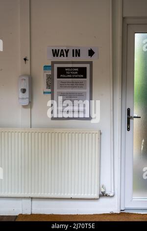 South Gosforth, Newcastle upon Tyne, Großbritannien - 5.. Mai 2022: Beschilderung im Wahllokal in South Gosforth, Newcastle upon Tyne, Großbritannien für die Kommunalwahlen. Quelle: Hazel Plater/Alamy Live News Stockfoto