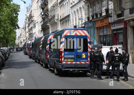 05-01-2022 Paris, Frankreich. Internationaler Arbeitstag alias Mayday.Demonstrationen und Feiern in Paris. Gewerkschaften, Arbeiter und Studenten marschierten durch Paris, protestierten gegen das neue Rentensystem und waren größtenteils friedlich, aber einige Demonstranten wurden gewalttätig, begannen Brände und zerstörten Unternehmen. Die Bereitschaftspolizei verwendete Tränengas und verhaftete über 50 Menschen. Stockfoto