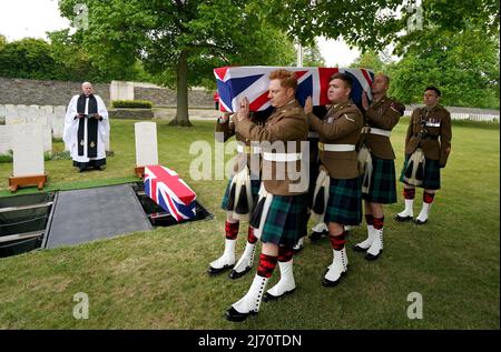 Eine Trägerpartei des Royal Regiment of Scotland trägt den Sarg des Private William Johntson, Bataillon 7., Royal Scots Fusiliers, während er neben einem unbekannten Soldaten des East Yorkshire Regiments auf dem Loos British Cemetery der Commonwealth war Graves Commission (CWGC), Loos-en-Gohelle, Frankreich, mit vollen militärischen Ehren begraben wird. Bilddatum: Donnerstag, 5. Mai 2022. Stockfoto