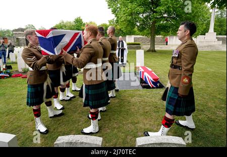 Eine Trägerpartei des Royal Regiment of Scotland trägt den Sarg des Private William Johntson, Bataillon 7., Royal Scots Fusiliers, während er neben einem unbekannten Soldaten des East Yorkshire Regiments auf dem Loos British Cemetery der Commonwealth war Graves Commission (CWGC), Loos-en-Gohelle, Frankreich, mit vollen militärischen Ehren begraben wird. Bilddatum: Donnerstag, 5. Mai 2022. Stockfoto