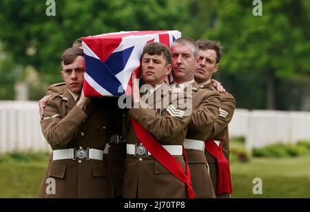 Eine Trägerpartei des Yorkshire-Regiments trägt den Sarg eines unbekannten Soldaten des East Yorkshire-Regiments, der auf dem Loos British Cemetery der Commonwealth war Graves Commission (CWGC) in Loos-en-Gohelle, Frankreich, mit vollen militärischen Ehren bestattet wird. Bilddatum: Donnerstag, 5. Mai 2022. Stockfoto