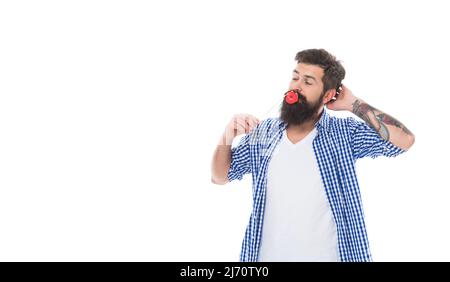 Brutal bärtiger Mann halten Papierlippen isoliert auf weißem Hintergrund mit Kopierraum Stockfoto