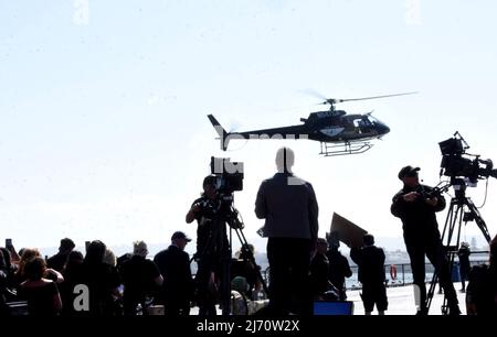 San Diego, California, USA 4.. Mai 2022 Darsteller Tom Cruise kommt mit einem Hubschrauber bei der Weltpremiere von Top Gun: Maverick auf der USS MIDWAY am 4. Mai 2022 in San Diego, Kalifornien, USA an. Foto von Barry King/Alamy Live News Stockfoto