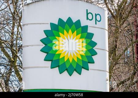 3.. Mai 2022: BP (British Petroleum) gibt Rekordgewinne bekannt, da die Kraftstoffpreise in Großbritannien und die Lebenshaltungskosten in die Höhe schnellen