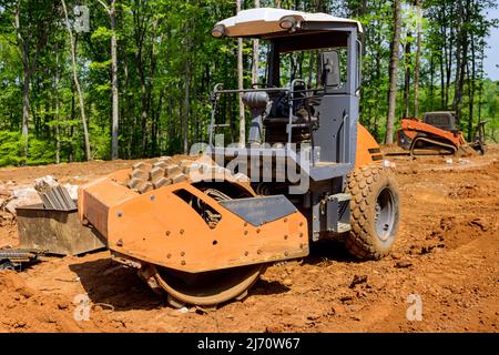 Schwere Traktor Maschinen Bagger richten Sie die Erde tun Landschaftsbau Stockfoto