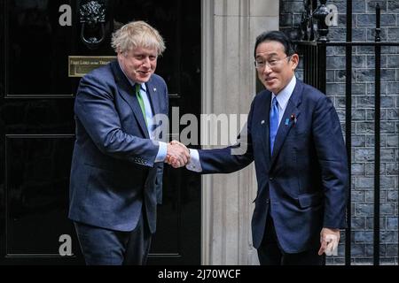 London, Großbritannien. 5.. Mai 2022. Boris Johnson, der britische Premierminister, begrüßt heute Fumio Kishida, den japanischen Premierminister, in der Downing Street 10, um unter anderem darüber zu diskutieren, wie die Handelsbeziehungen zwischen den beiden Ländern gestärkt werden können. Kishida ist auf einer Reise mit fünf Nationen unterwegs und besucht Indonesien, Vietnam, Thailand, Italien und das Vereinigte Königreich. Kredit: Imageplotter/Alamy Live Nachrichten Stockfoto