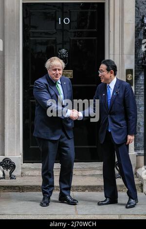 London, Großbritannien. 5.. Mai 2022. Boris Johnson, der britische Premierminister, begrüßt heute Fumio Kishida, den japanischen Premierminister, in der Downing Street 10, um unter anderem darüber zu diskutieren, wie die Handelsbeziehungen zwischen den beiden Ländern gestärkt werden können. Kishida ist auf einer Reise mit fünf Nationen unterwegs und besucht Indonesien, Vietnam, Thailand, Italien und das Vereinigte Königreich. Kredit: Imageplotter/Alamy Live Nachrichten Stockfoto