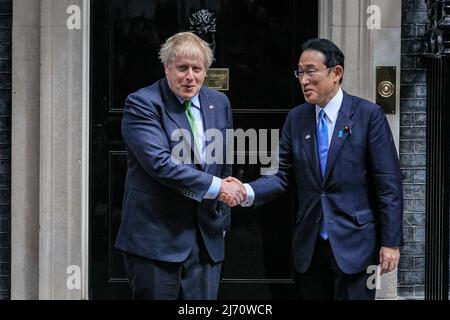 London, Großbritannien. 5.. Mai 2022. Boris Johnson, der britische Premierminister, begrüßt heute Fumio Kishida, den japanischen Premierminister, in der Downing Street 10, um unter anderem darüber zu diskutieren, wie die Handelsbeziehungen zwischen den beiden Ländern gestärkt werden können. Kishida ist auf einer Reise mit fünf Nationen unterwegs und besucht Indonesien, Vietnam, Thailand, Italien und das Vereinigte Königreich. Kredit: Imageplotter/Alamy Live Nachrichten Stockfoto