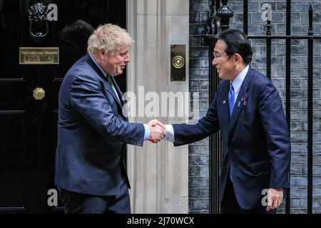 London, Großbritannien. 5.. Mai 2022. Boris Johnson, der britische Premierminister, begrüßt heute Fumio Kishida, den japanischen Premierminister, in der Downing Street 10, um unter anderem darüber zu diskutieren, wie die Handelsbeziehungen zwischen den beiden Ländern gestärkt werden können. Kishida ist auf einer Reise mit fünf Nationen unterwegs und besucht Indonesien, Vietnam, Thailand, Italien und das Vereinigte Königreich. Kredit: Imageplotter/Alamy Live Nachrichten Stockfoto