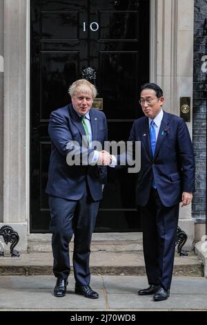 London, Großbritannien. 5.. Mai 2022. Boris Johnson, der britische Premierminister, begrüßt heute Fumio Kishida, den japanischen Premierminister, in der Downing Street 10, um unter anderem darüber zu diskutieren, wie die Handelsbeziehungen zwischen den beiden Ländern gestärkt werden können. Kishida ist auf einer Reise mit fünf Nationen unterwegs und besucht Indonesien, Vietnam, Thailand, Italien und das Vereinigte Königreich. Kredit: Imageplotter/Alamy Live Nachrichten Stockfoto