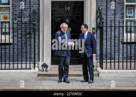 London, Großbritannien. 5.. Mai 2022. Boris Johnson, der britische Premierminister, begrüßt heute Fumio Kishida, den japanischen Premierminister, in der Downing Street 10, um unter anderem darüber zu diskutieren, wie die Handelsbeziehungen zwischen den beiden Ländern gestärkt werden können. Kishida ist auf einer Reise mit fünf Nationen unterwegs und besucht Indonesien, Vietnam, Thailand, Italien und das Vereinigte Königreich. Kredit: Imageplotter/Alamy Live Nachrichten Stockfoto