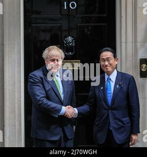 London, Großbritannien. 5.. Mai 2022. Boris Johnson, der britische Premierminister, begrüßt heute Fumio Kishida, den japanischen Premierminister, in der Downing Street 10, um unter anderem darüber zu diskutieren, wie die Handelsbeziehungen zwischen den beiden Ländern gestärkt werden können. Kishida ist auf einer Reise mit fünf Nationen unterwegs und besucht Indonesien, Vietnam, Thailand, Italien und das Vereinigte Königreich. Kredit: Imageplotter/Alamy Live Nachrichten Stockfoto