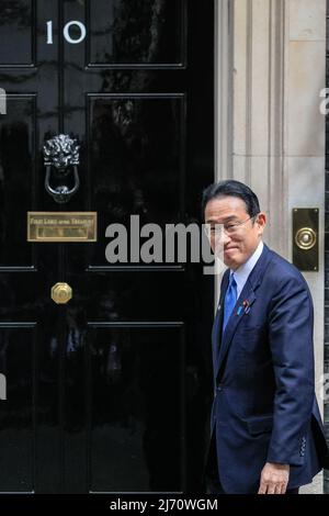 London, Großbritannien. 5.. Mai 2022. Boris Johnson, der britische Premierminister, begrüßt heute Fumio Kishida, den japanischen Premierminister, in der Downing Street 10, um unter anderem darüber zu diskutieren, wie die Handelsbeziehungen zwischen den beiden Ländern gestärkt werden können. Kishida ist auf einer Reise mit fünf Nationen unterwegs und besucht Indonesien, Vietnam, Thailand, Italien und das Vereinigte Königreich. Kredit: Imageplotter/Alamy Live Nachrichten Stockfoto