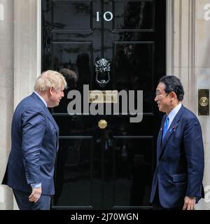 London, Großbritannien. 5.. Mai 2022. Boris Johnson, der britische Premierminister, begrüßt heute Fumio Kishida, den japanischen Premierminister, in der Downing Street 10, um unter anderem darüber zu diskutieren, wie die Handelsbeziehungen zwischen den beiden Ländern gestärkt werden können. Kishida ist auf einer Reise mit fünf Nationen unterwegs und besucht Indonesien, Vietnam, Thailand, Italien und das Vereinigte Königreich. Kredit: Imageplotter/Alamy Live Nachrichten Stockfoto