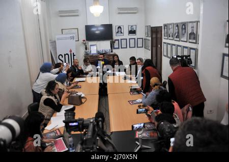 Tunis, Tunesien. 5. Mai 2022, Tunis, Tunesien: Tunis, Tunesien. 05.Mai 2022. Der Präsident des Nationalen Journalistenverbands (SNJT), Mohamed Yassine Jelassi, spricht während einer Pressekonferenz in Tunis über die jüngsten Polizeieinprüferungen gegen Journalisten und die Verteidigung der Pressefreiheit in Tunesien (Bild: © Hasan mrad/IMAGESLIVE via ZUMA Press Wire) Quelle: ZUMA Press, Inc./Alamy Live News Stockfoto