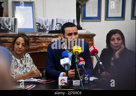 Tunis, Tunesien. 5. Mai 2022, Tunis, Tunesien: Tunis, Tunesien. 05.Mai 2022. Der Präsident des Nationalen Journalistenverbands (SNJT), Mohamed Yassine Jelassi, spricht während einer Pressekonferenz in Tunis über die jüngsten Polizeieinprüferungen gegen Journalisten und die Verteidigung der Pressefreiheit in Tunesien (Bild: © Hasan mrad/IMAGESLIVE via ZUMA Press Wire) Quelle: ZUMA Press, Inc./Alamy Live News Stockfoto