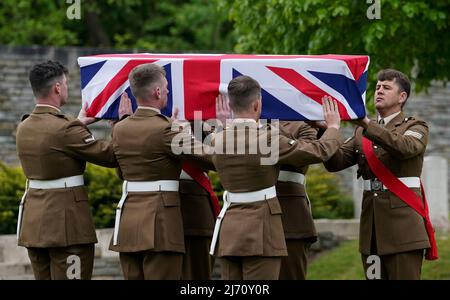 Eine Trägerpartei des Yorkshire-Regiments trägt den Sarg eines unbekannten Soldaten des East Yorkshire-Regiments, der auf dem Loos British Cemetery der Commonwealth war Graves Commission (CWGC) in Loos-en-Gohelle, Frankreich, mit vollen militärischen Ehren bestattet wird. Bilddatum: Donnerstag, 5. Mai 2022. Stockfoto