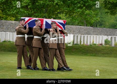 Eine Trägerpartei des Yorkshire-Regiments trägt den Sarg eines unbekannten Soldaten des East Yorkshire-Regiments, der auf dem Loos British Cemetery der Commonwealth war Graves Commission (CWGC) in Loos-en-Gohelle, Frankreich, mit vollen militärischen Ehren bestattet wird. Bilddatum: Donnerstag, 5. Mai 2022. Stockfoto