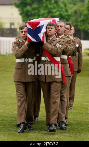 Eine Trägerpartei des Yorkshire-Regiments trägt den Sarg eines unbekannten Soldaten des East Yorkshire-Regiments, der auf dem Loos British Cemetery der Commonwealth war Graves Commission (CWGC) in Loos-en-Gohelle, Frankreich, mit vollen militärischen Ehren bestattet wird. Bilddatum: Donnerstag, 5. Mai 2022. Stockfoto