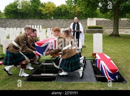 KORRIGIERT DIE SCHREIBWEISE DES NAMENS AUF JOHNSTON Eine Inhaberpartei des Royal Regiment of Scotland trägt den Sarg des Private William Johnston, Bataillon 7., Royal Scots Fusiliers, als er neben einem unbekannten Soldaten des East Yorkshire Regiments auf dem Loos British Cemetery der Commonwealth war Graves Commission (CWGC) in Loos-en-Gohelle, Frankreich, mit vollen militärischen Ehren begraben wird. Bilddatum: Donnerstag, 5. Mai 2022. Stockfoto