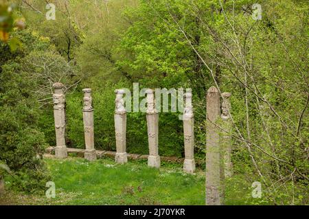 The Monsters Park, Sacred Grove in Bomarzo, Italien, Latium. Gärten von Bomarzo, rätselhafte und groteske, mythologische Skulpturen. Skulptur von Obelischi Stockfoto