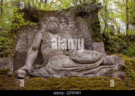 The Monsters Park, Sacred Grove in Bomarzo, Italien, Latium. Gärten von Bomarzo, rätselhafte und groteske, mythologische Skulpturen. Skulptur von Nettuno, Stockfoto