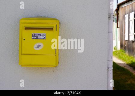 Bordeaux , Aquitaine Frankreich - 04 24 2022 : La Poste Logo Text und Markenzeichen auf gelbem Postkastenpost in Frankreich Stockfoto