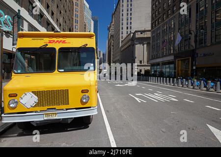 DHL Lieferwagen parkte auf den Bordsteinen der Straßen von Manhattan in New York City Stockfoto