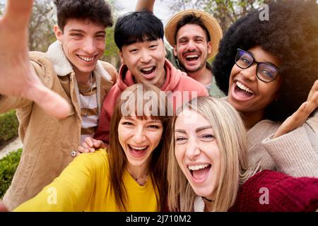 Große Gruppe von fröhlichen jungen Freunden, die Selfie-Portrait machen. Glückliche Menschen, die lächelnd auf die Kamera blicken. Konzept der Gemeinschaft, Jugend Lebensstil und Stockfoto