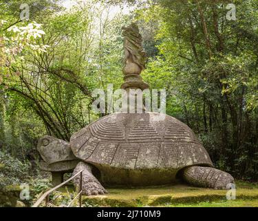 The Monsters Park, Sacred Grove in Bomarzo, Italien, Latium. Gärten von Bomarzo, rätselhafte und groteske, mythologische Skulpturen. Skulptur von Tartaruga Stockfoto