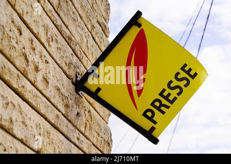 Bordeaux , Aquitaine Frankreich - 04 24 2022 : Presse französisch signieren Text für Zeitung mit gelb roten Logo Marke an der Wand Fassade zu speichern, um den Verkäufer Presseladen Stockfoto