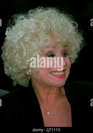 BARBARA WINDSOR, 1992 Stockfoto