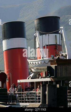 Der Paddle Steamer Waverley in Brodick Bay auf der Isle of Arran. Ayrshire, Schottland, Großbritannien. Im Hintergrund sind die Berge von Arran zu sehen Stockfoto