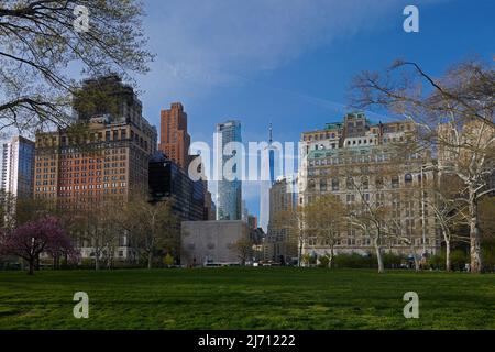 Blick auf den One World Trade Center Tower vom Battery Park in Manhattan Stockfoto