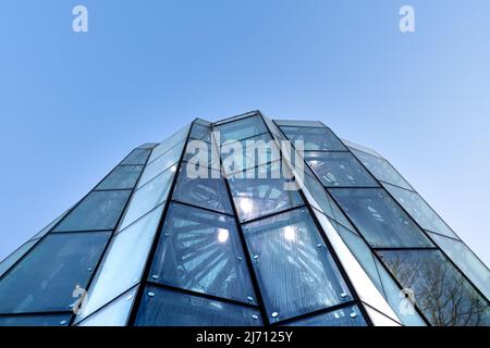 Danzig,PL-15 Mar 22: Blick von unten auf das Palmenhaus im Olive Park in modernem Design, blauer Himmel im Hintergrund. Schutz wird errichtet Stockfoto