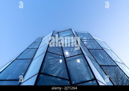 Danzig,PL-15 Mar 22: Blick von unten auf das Palmenhaus im Olive Park in modernem Design, blauer Himmel im Hintergrund. Schutz wird errichtet Stockfoto