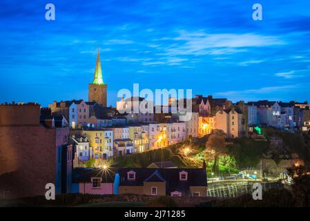 Tenby Pembrokeshire, Abendansicht der farbenfrohen Skyline des Hafengebiets in Tenby, Pembrokeshire, Wales, Großbritannien Stockfoto