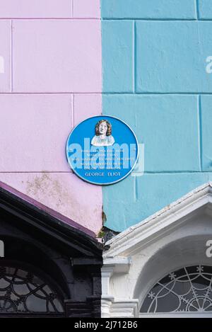 George Eliot Tenby, Ansicht einer blauen Tafel im Hafen von Tenby, die ein Anwesen markiert, in dem der Autor George Eliot einst wohnte, Wales Stockfoto