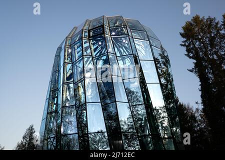 Danzig,PL-15 Mar 22: Weitblick auf Palmenhaus im Olive Park Danzig in modernem Design, blauer klarer Himmel im Hintergrund. Gebäude zum Schutz der tropischen pla Stockfoto