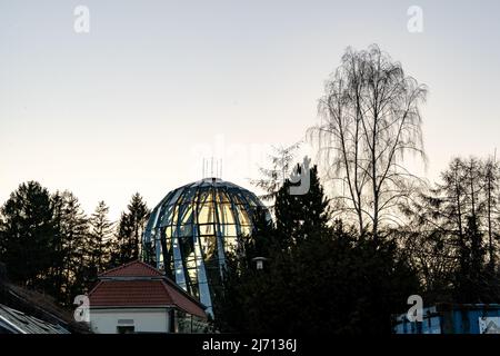 Danzig,PL-15 Mar 22: Blick auf das Palmenhaus im Olive Park Danzig in modernem Design, klarer Abendhimmel im Hintergrund. Gebäude zum Schutz der tropischen p Stockfoto