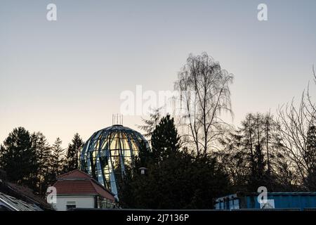 Danzig,PL-15 Mar 22: Blick auf das Palmenhaus im Olive Park Danzig in modernem Design, klarer Abendhimmel im Hintergrund. Gebäude zum Schutz der tropischen p Stockfoto