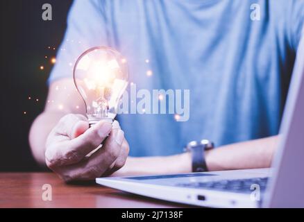 Mann hält Glühbirnen, Ideen für neue Ideen mit innovativer Technologie und Kreativität. Konzept Kreativität mit Glühbirnen, die Glanz Glitzer. Stockfoto