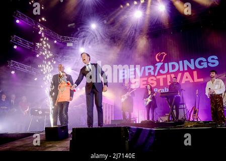 2022-05-05 13:38:14 DEN B.Sc. - Premierminister Mark Rutte und Botschafter der Freiheit Duncan Laurence während der Beleuchtung des Befreiungsfeuers beim Liberation Festival Brabant. Das Anzünden des Freiheitsfeuers ist der Startschuss für alle Aktivitäten am Befreiungstag. ANP ROBIN VAN LONKHUIJSEN niederlande Out - belgien Out Stockfoto