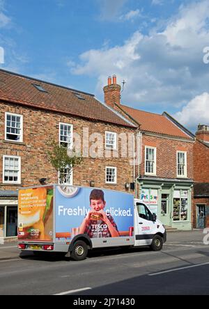 Lieferwagen von Tesco in Market Weighton, East Yorkshire, England Stockfoto