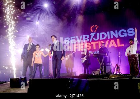 2022-05-05 13:38:16 DEN B.Sc. - Premierminister Mark Rutte und Botschafter der Freiheit Duncan Laurence während der Beleuchtung des Befreiungsfeuers beim Liberation Festival Brabant. Das Anzünden des Freiheitsfeuers ist der Startschuss für alle Aktivitäten am Befreiungstag. ANP ROBIN VAN LONKHUIJSEN niederlande Out - belgien Out Stockfoto