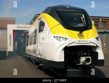 05. Mai 2022, Nordrhein-Westfalen, Krefeld: Der Wasserstoffzug 'Mireo Plus H'. Mit diesem Zug will die Deutsche Bahn den Personenverkehr künftig emissionsfreier gestalten. Foto: Sophie Brössler/dpa Stockfoto